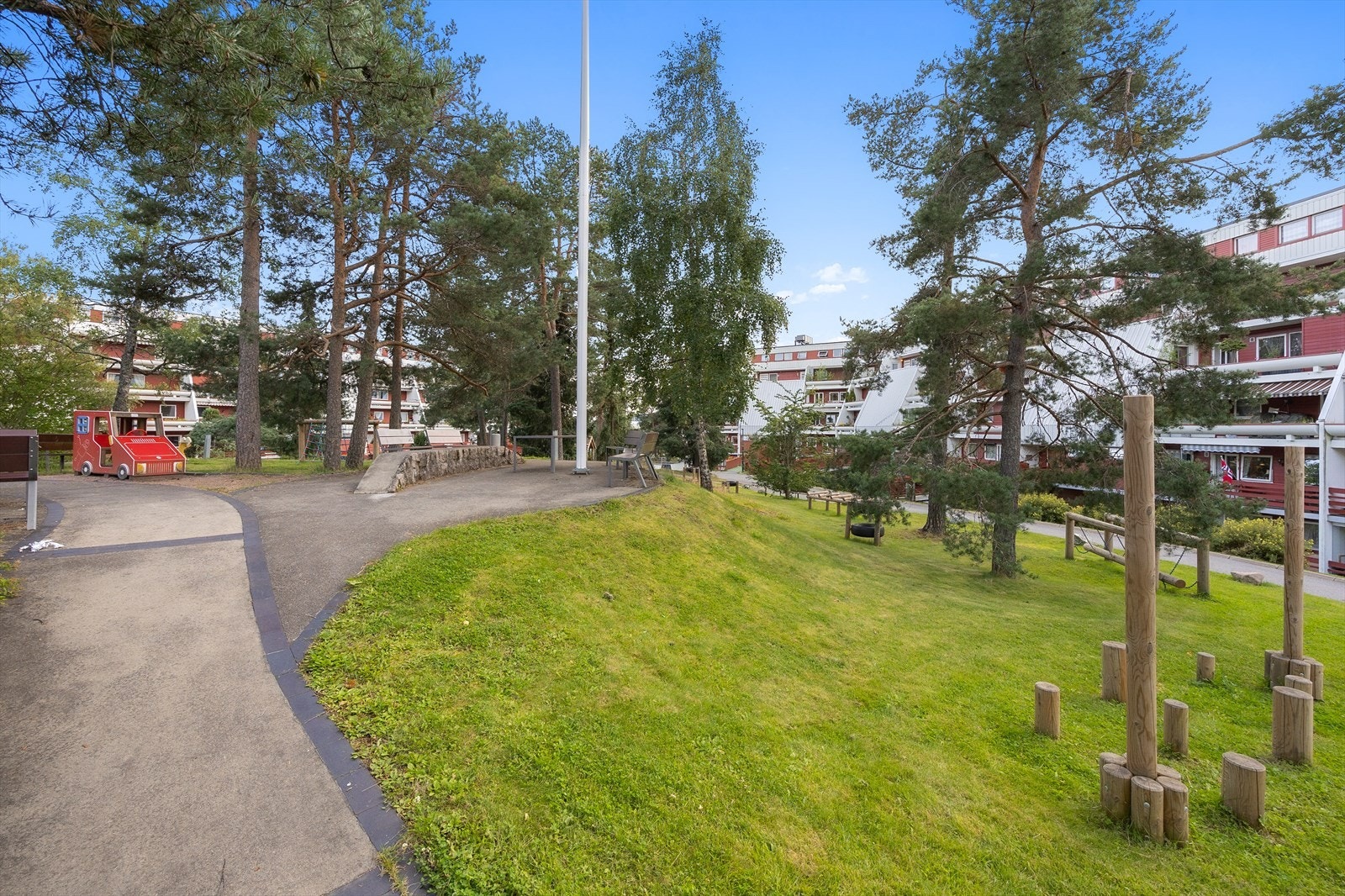 Felles lekeplass med grønne omgivelser Galleribilde