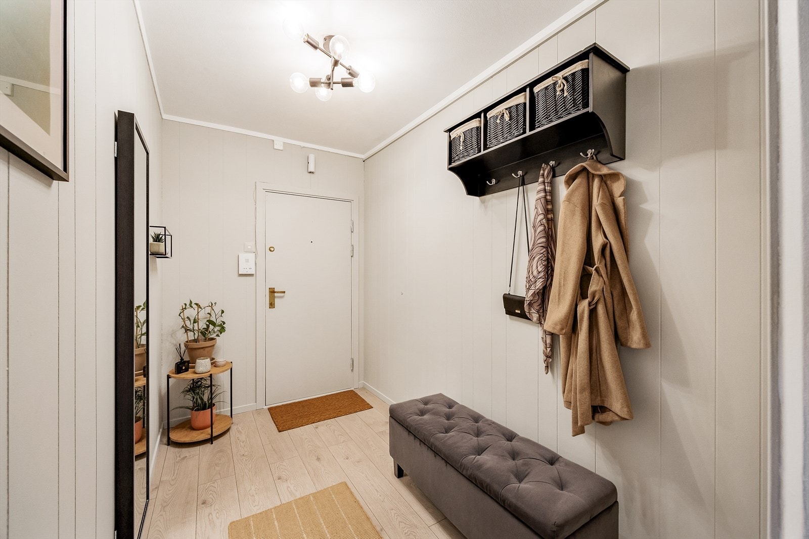 Innbydende entré med god plass til oppbevaring. Galleribilde