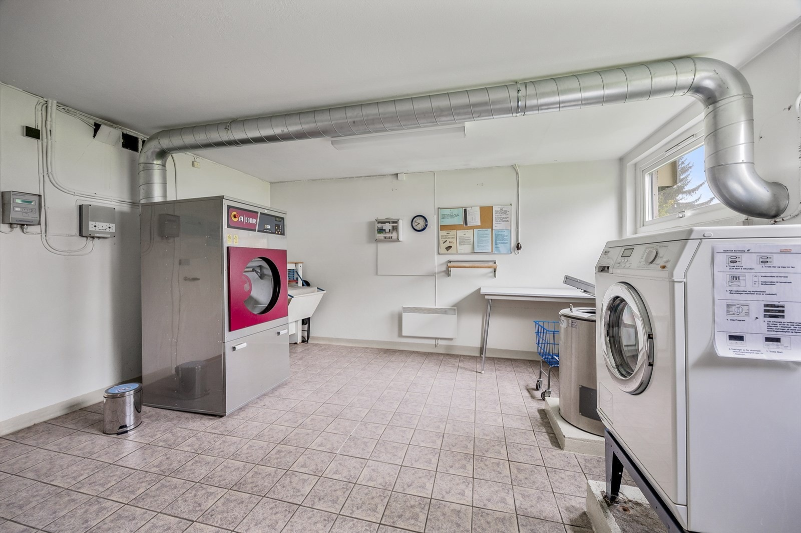 Felles vaskerom med moderne maskiner. Galleribilde