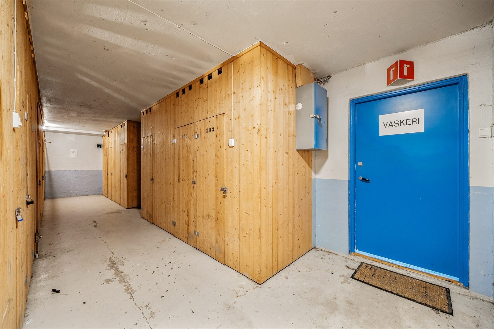 Kjellerbod med god oppbevaringsplass. Galleribilde