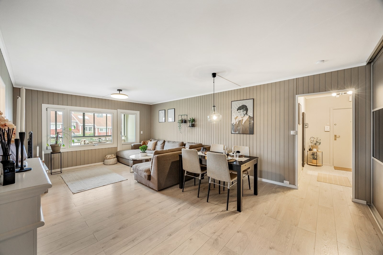 Stue med god plass til både sofa og spisebord. Galleribilde