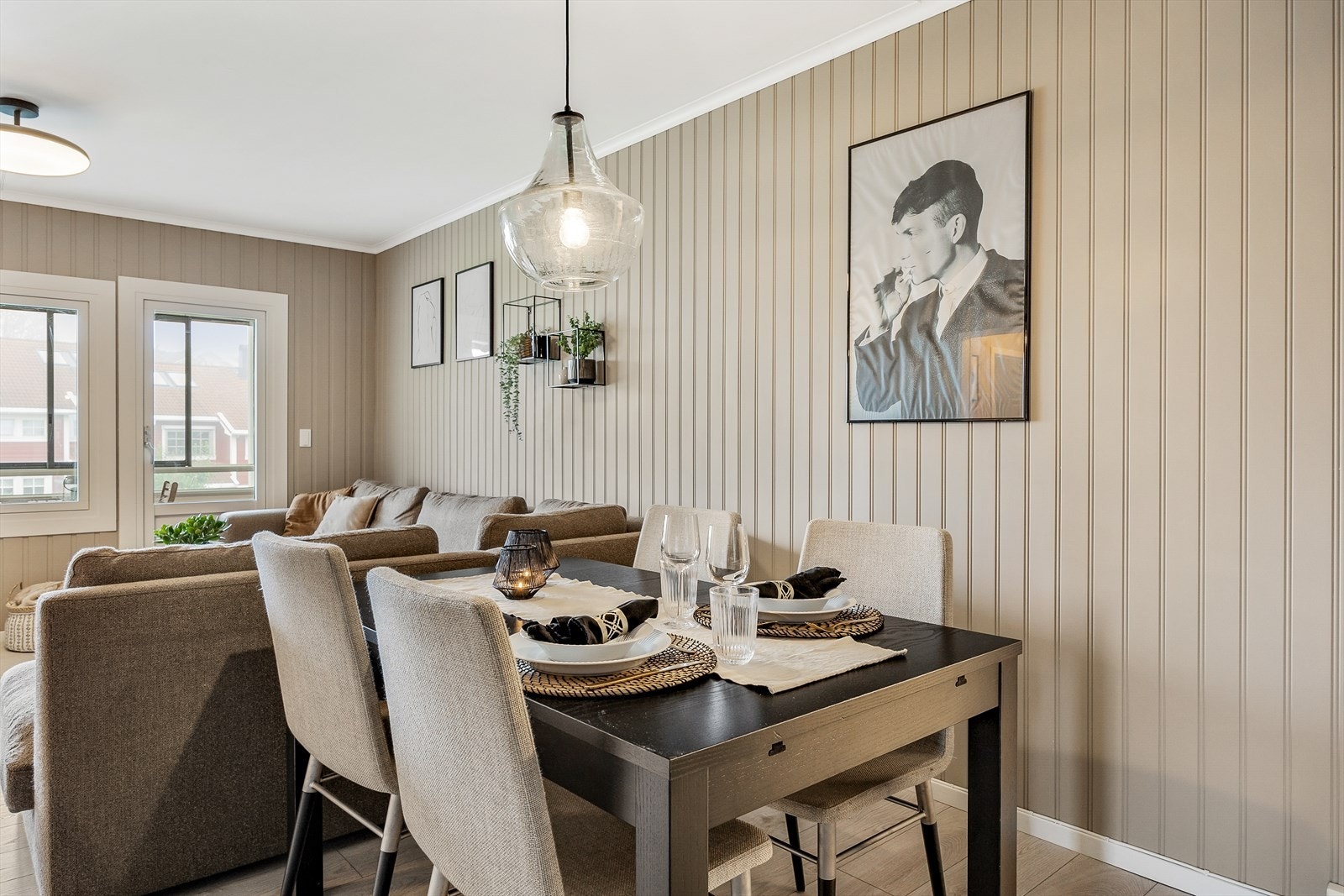 Koselig spiseplass i stuen for middager med venner. Galleribilde