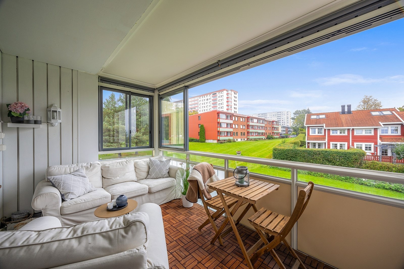 Innglasset balkong med plass til sittegruppe. Galleribilde