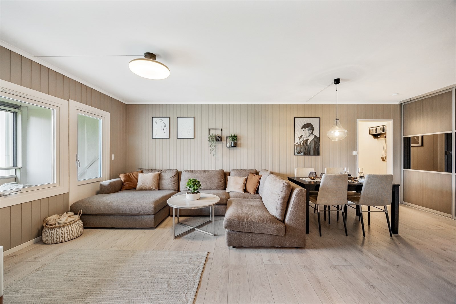 Åpen stue med spiseplass og sofakrok. Galleribilde