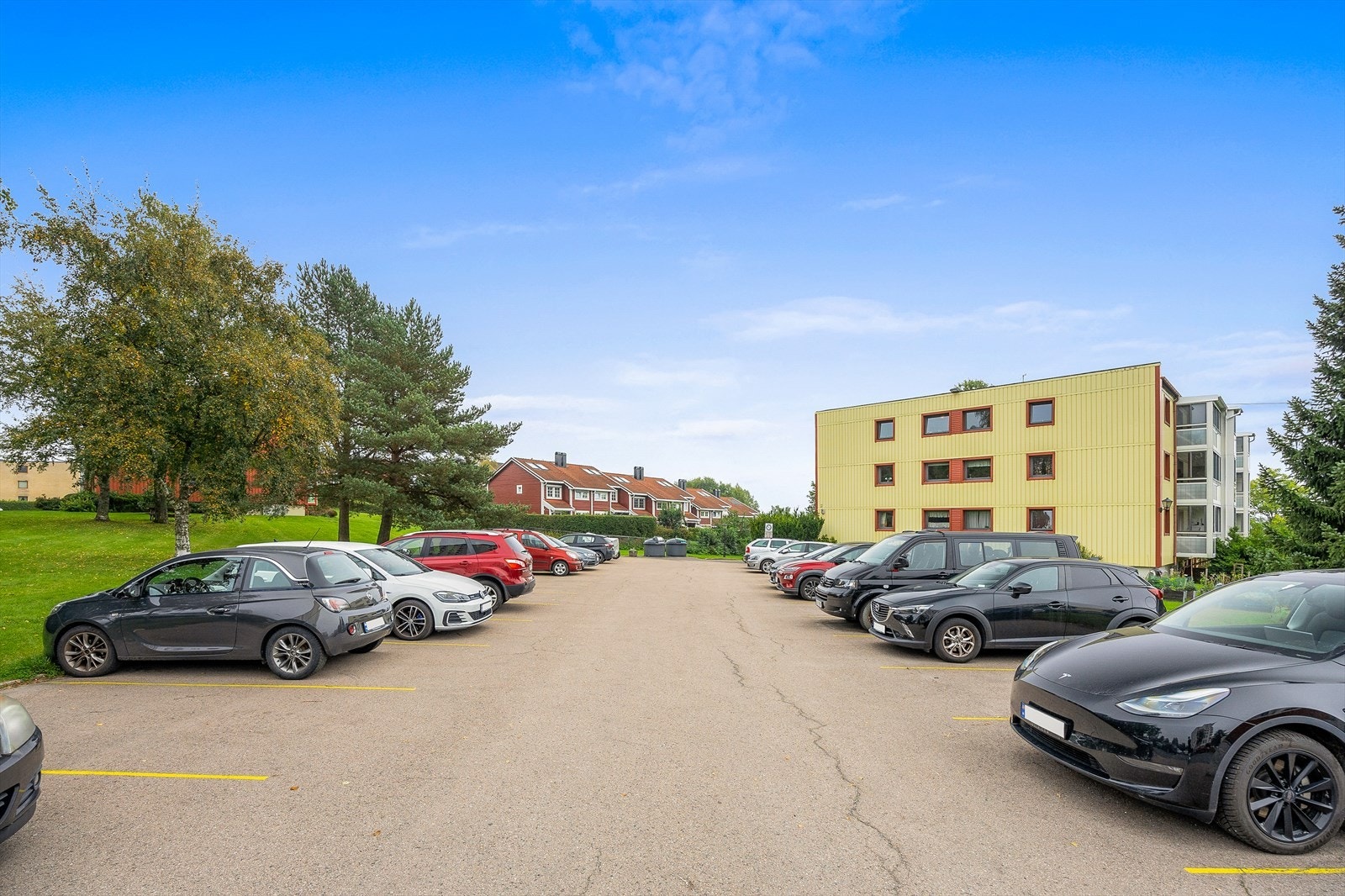 Romslig parkeringsplass tilgjengelig for beboere. Galleribilde