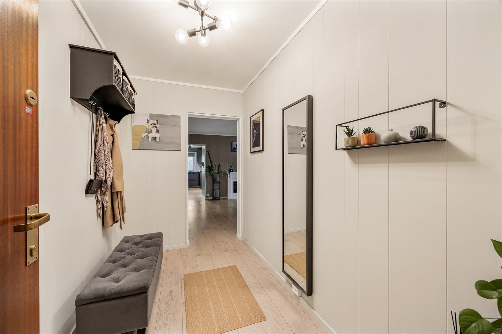 Entré med stilren innredning og lyst gulv. Galleribilde