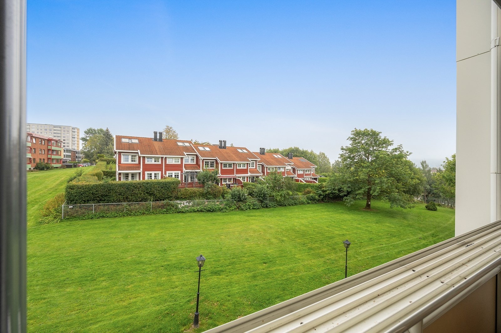 Grøntområde utenfor som gir en rolig atmosfære. Galleribilde