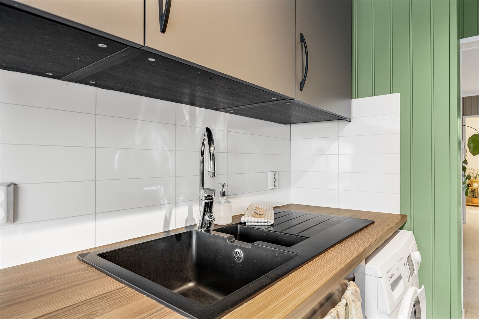 Elegant kjøkkenvask med moderne armatur. Galleribilde