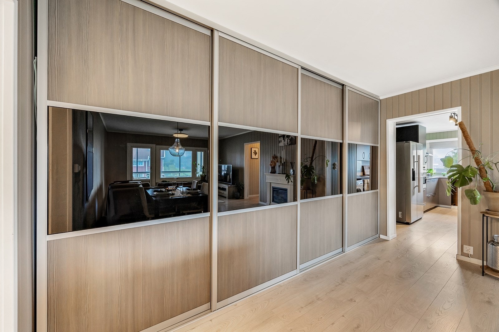 Moderne skap i stuen gir ryddig og stilrent uttrykk. Galleribilde