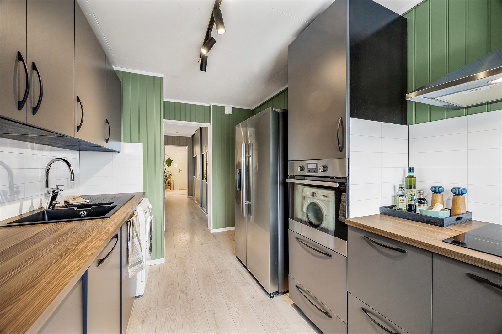 Kjøkken med god lagringsplass og stilrent design. Galleribilde