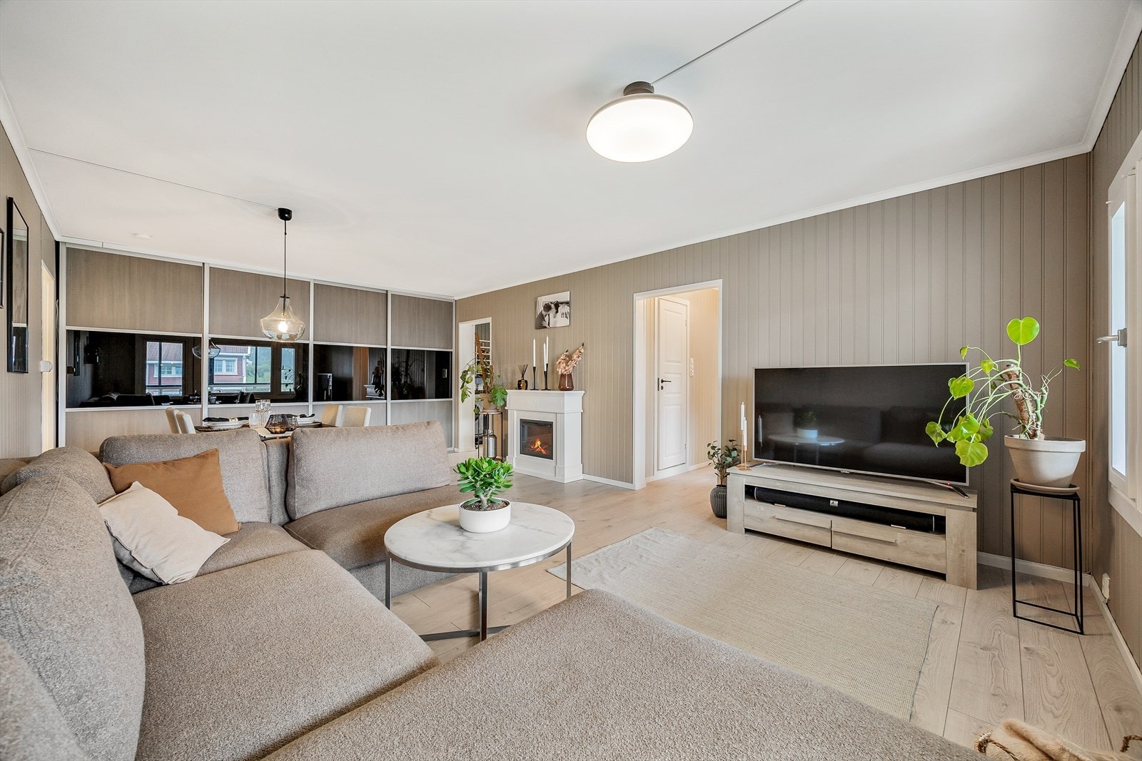 Stue med peis og plass til stor sofagruppe. Galleribilde
