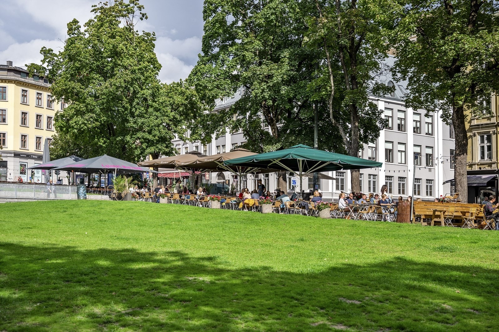 På Kiellands plass er det også yrende liv med hyggelige uteserveringer. Galleribilde