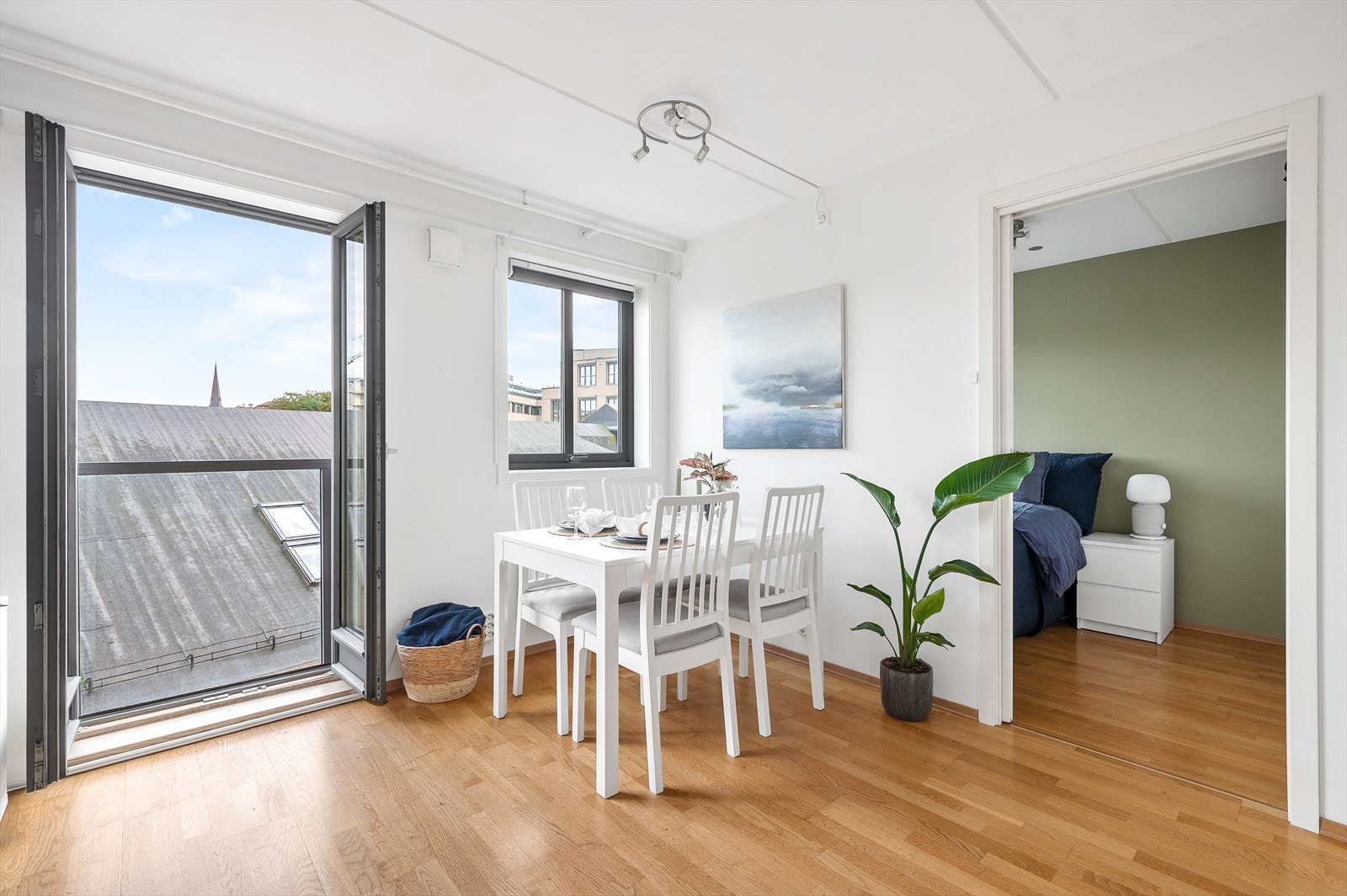 Fra stuen er det adkomst til leilighetens soverom. Galleribilde