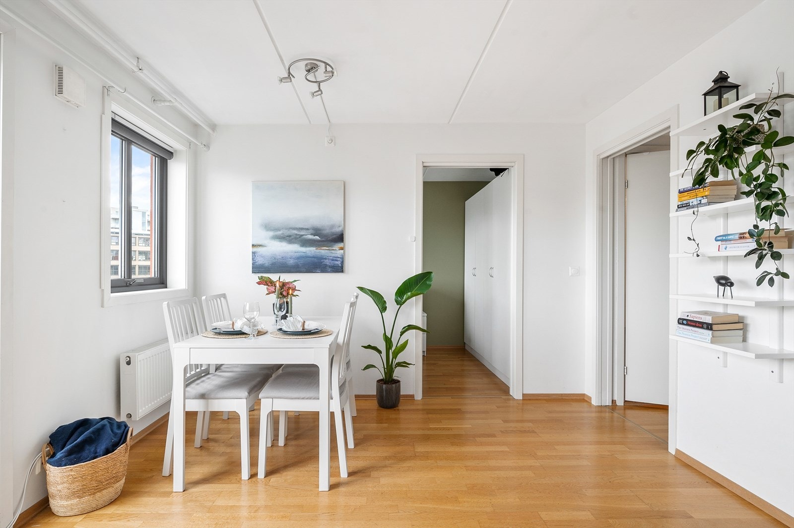 I stuen er det plass til hyggelig spisegruppe ved vinduet. Galleribilde
