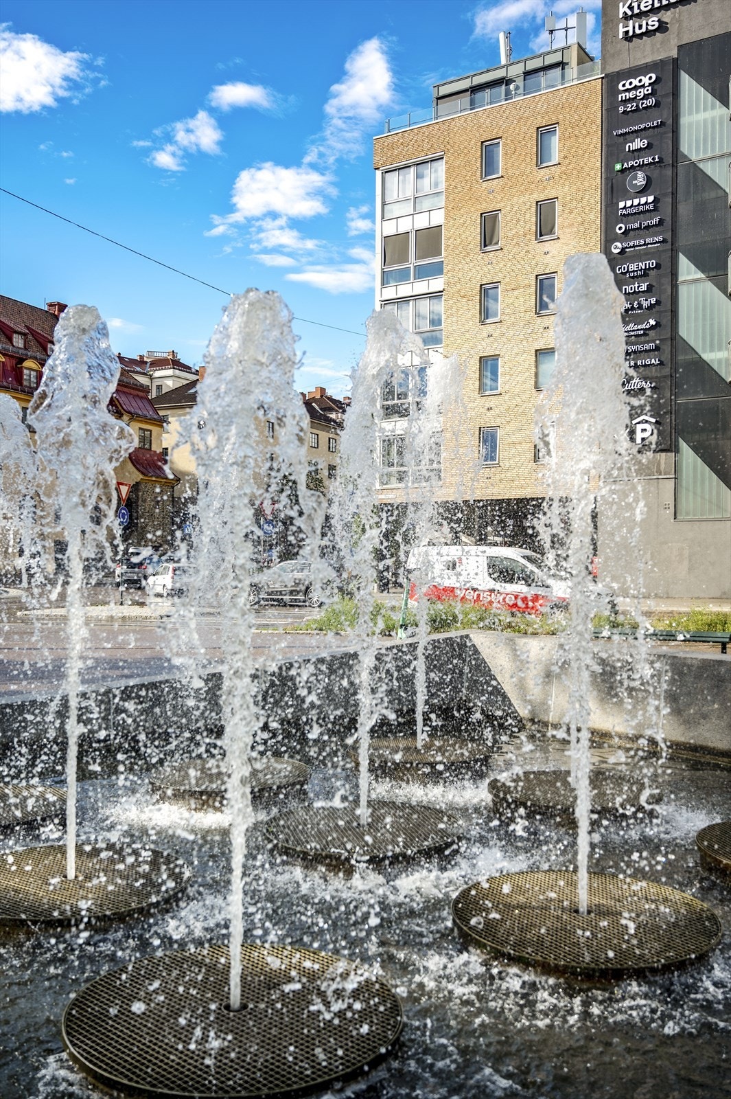 Kiellands plass er kun et par minutter unna og byr på flere handel- og servicetilbud. Her finner du Coop Mega, apotek, frisør, vinmonopol, spisesteder m.m. Galleribilde
