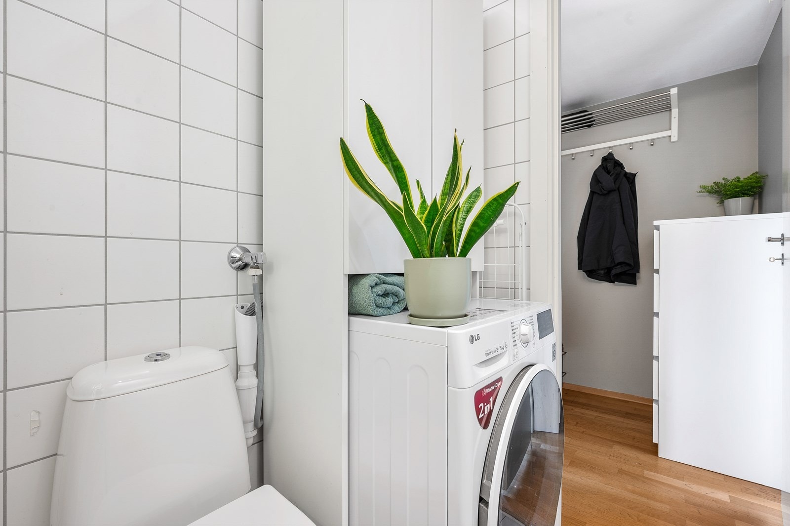 Det er opplegg for vaskemaskin og oppbevaring i overskap. Galleribilde