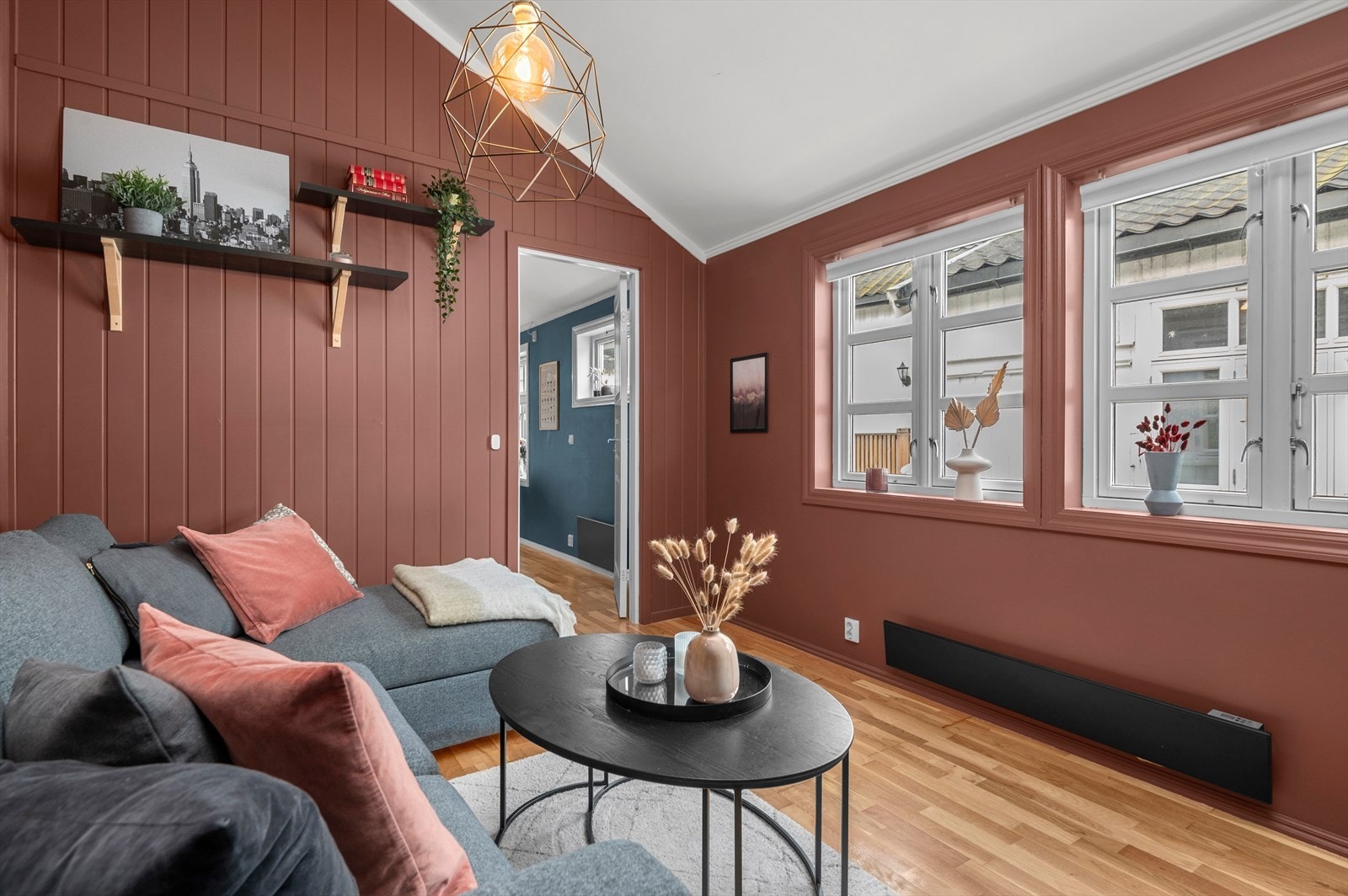 Her får du en flott og romslig 2-romsleilighet med beliggenhet midt i Trondheim sentrum. Galleribilde