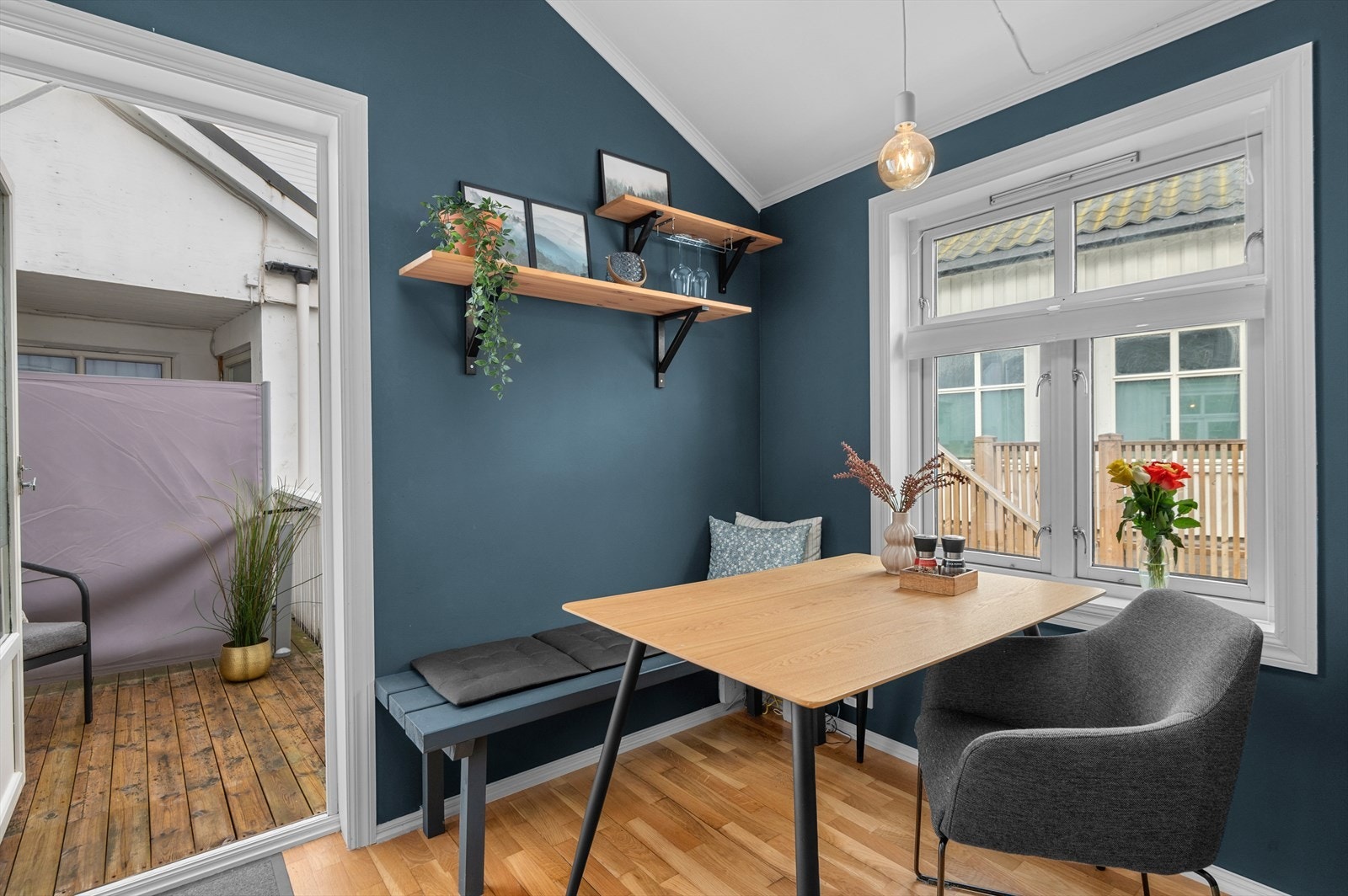 Fra kjøkkenet er det direkte utgang til en felles veranda. Galleribilde