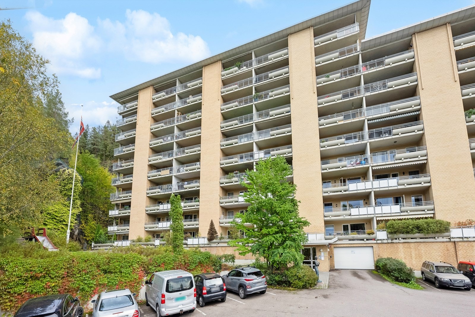Leiligheten ligger i 6. etasje (heisadkomst) med stor overbygget balkong mot nordvest - Perfekt for deg som ønsker en lettstelt og sentral leilighet Galleribilde