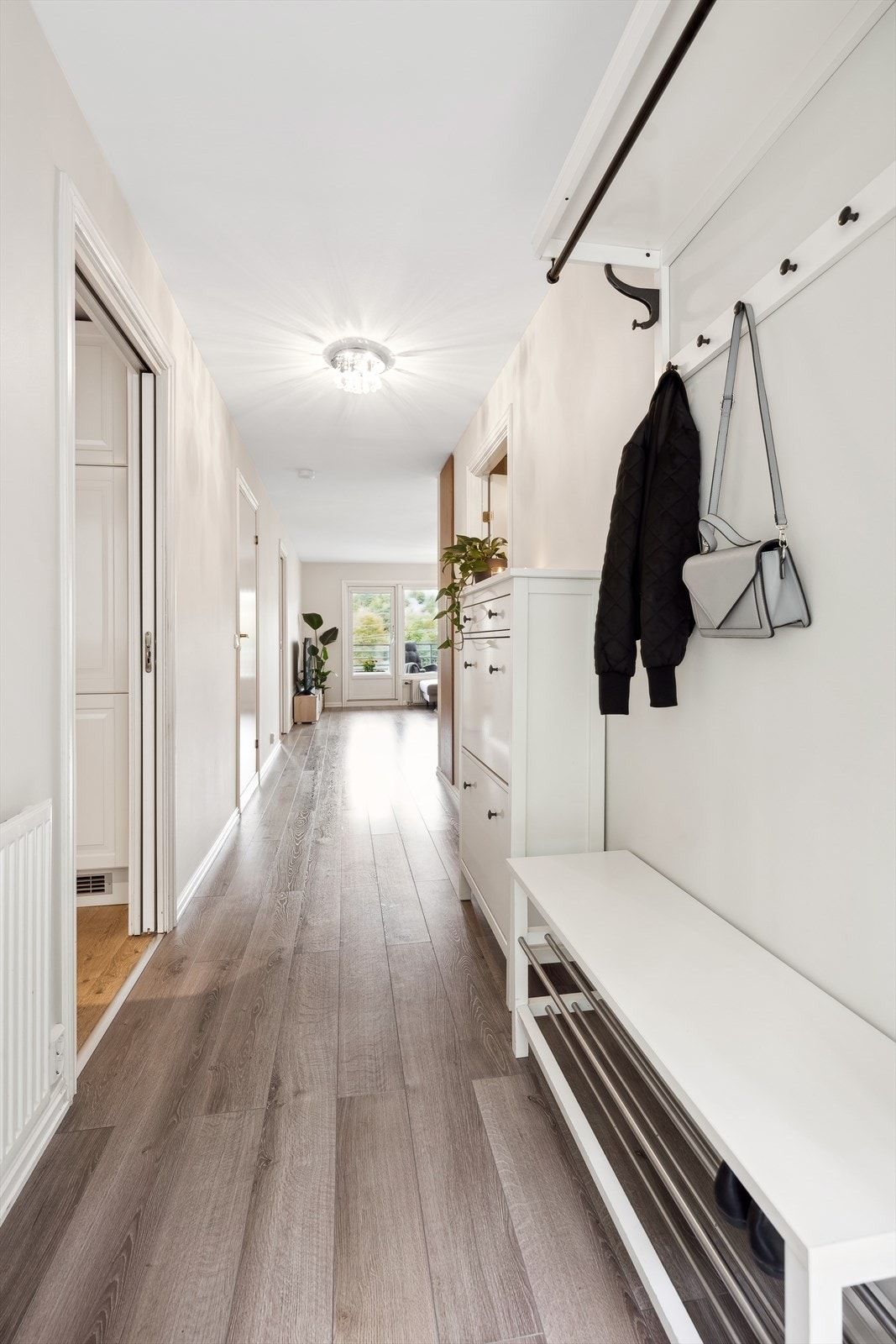 Velkommen inn! - Hyggelig entrè med god plass til oppbevaring av sko og yttertøy Galleribilde