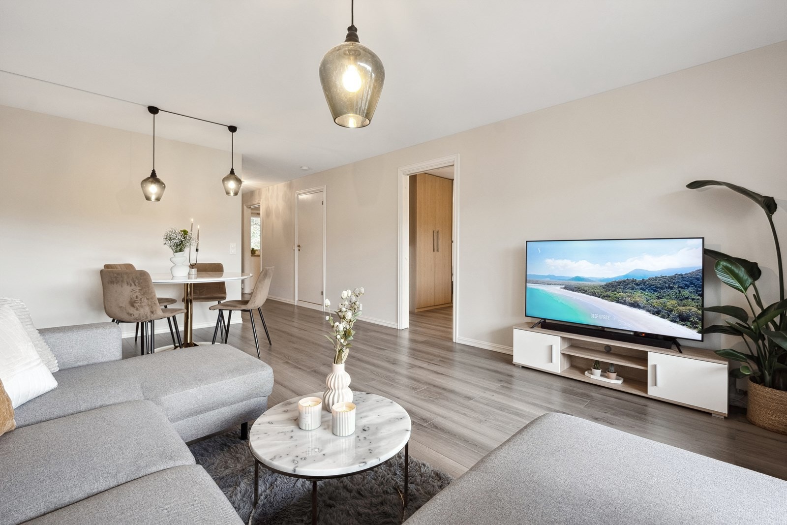Det er lun og ikke minst energivennlig oppvarming via radiatorer tilknyttet fjernvarme og vannbåren gulvvarme på bad Galleribilde