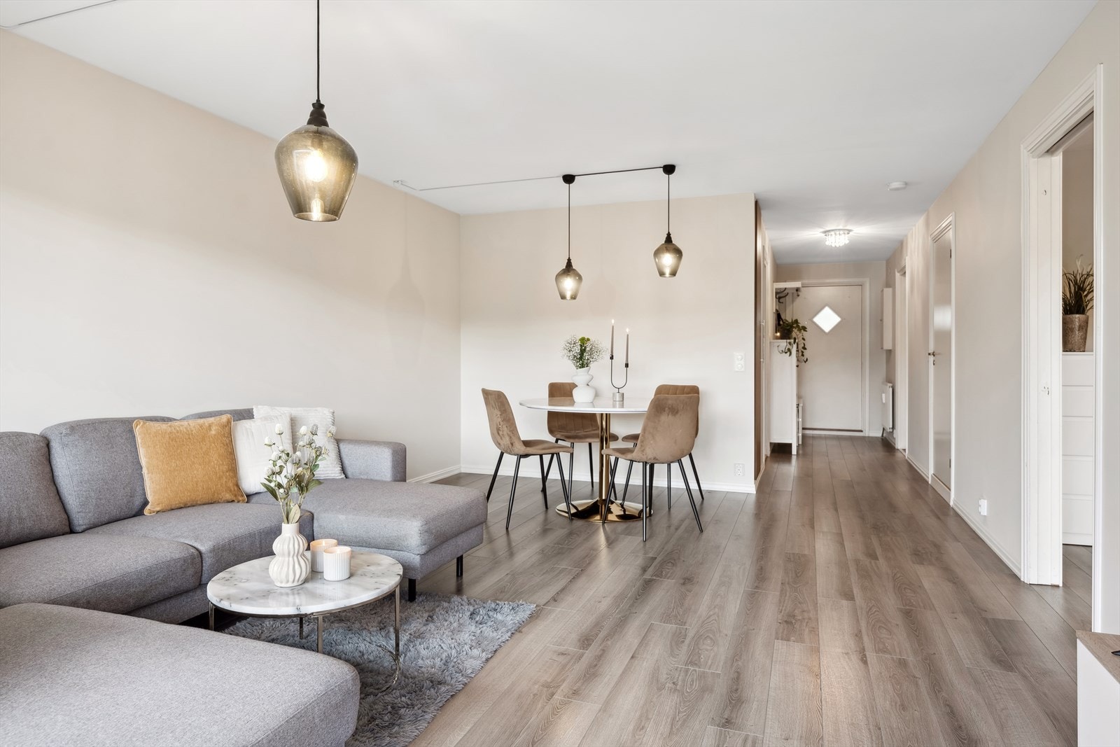 Stuen er innbydende med et pent laminatgulv og slette lysmalte overflater Galleribilde