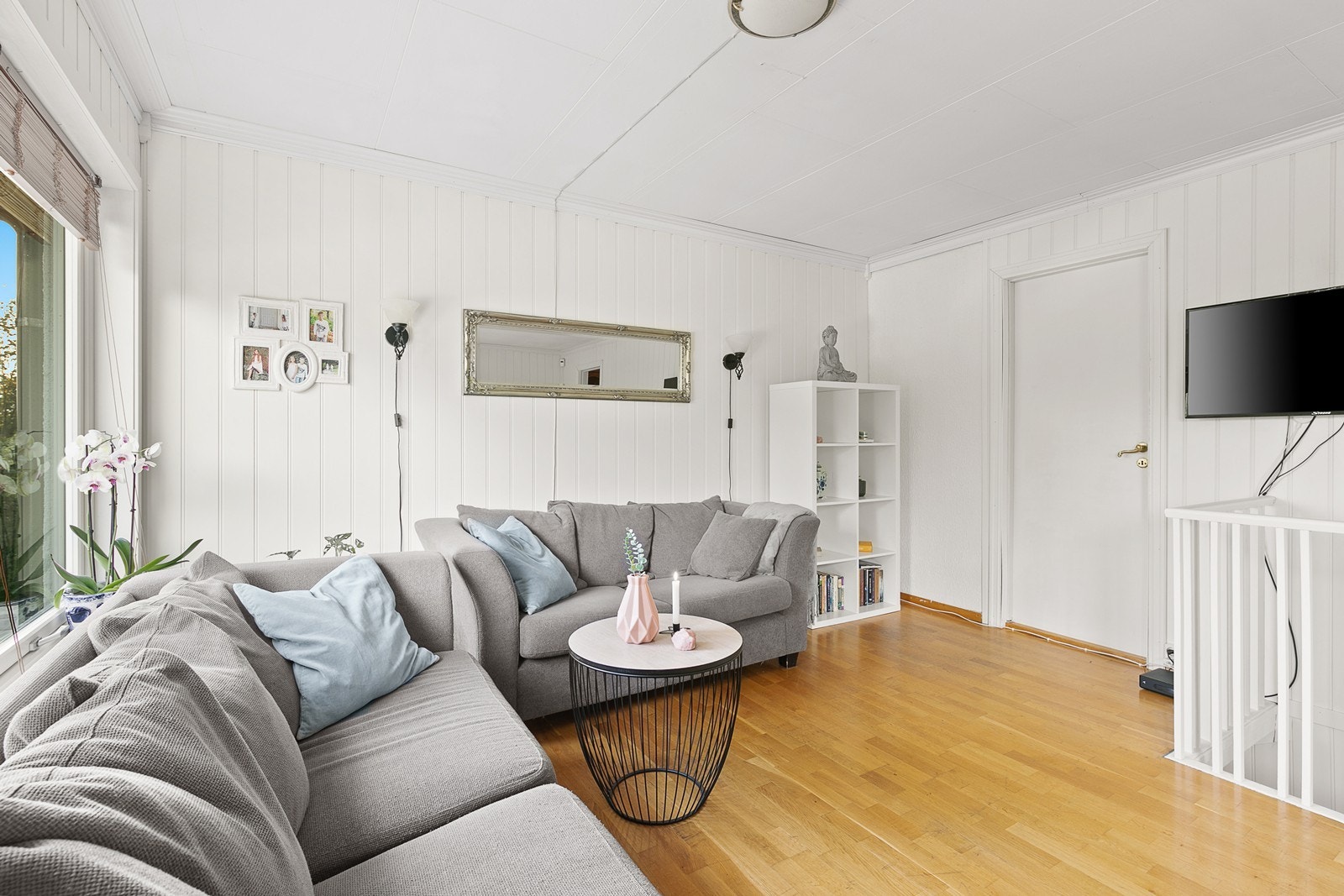 Store vindusflater i stuen gir godt med naturlig lys Galleribilde