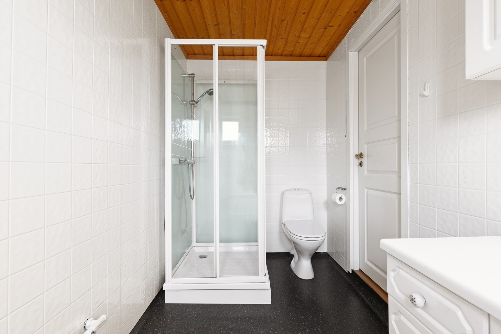 Gulvbelegg, dusjkabinett og toalett på badet er opplyst byttet i 2022 Galleribilde