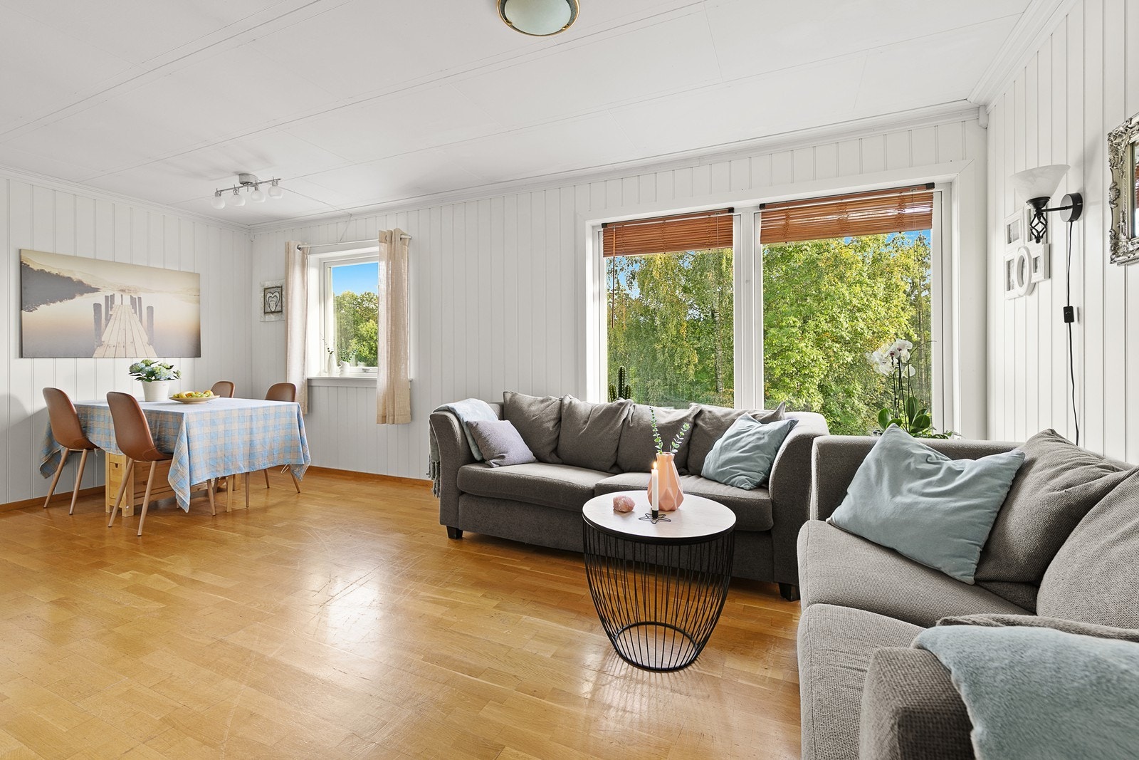 Stuen har plass til sofagruppe og spisestue Galleribilde