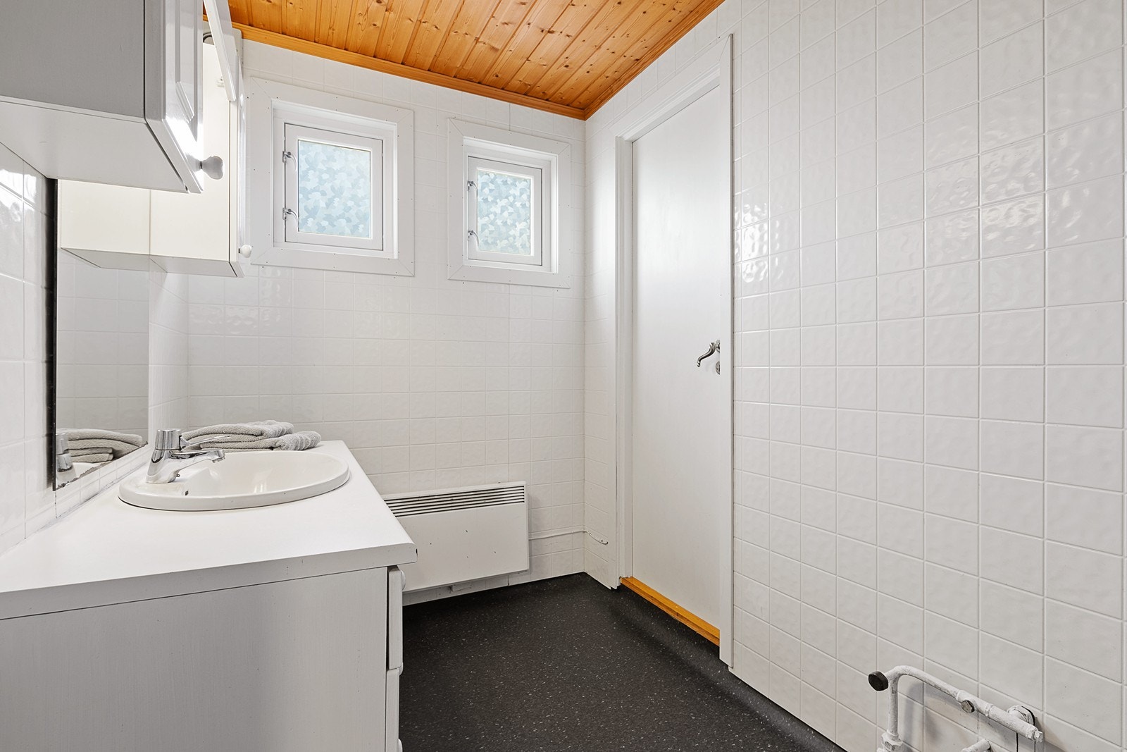 Bad med dør videre til vaskerom/bod Galleribilde