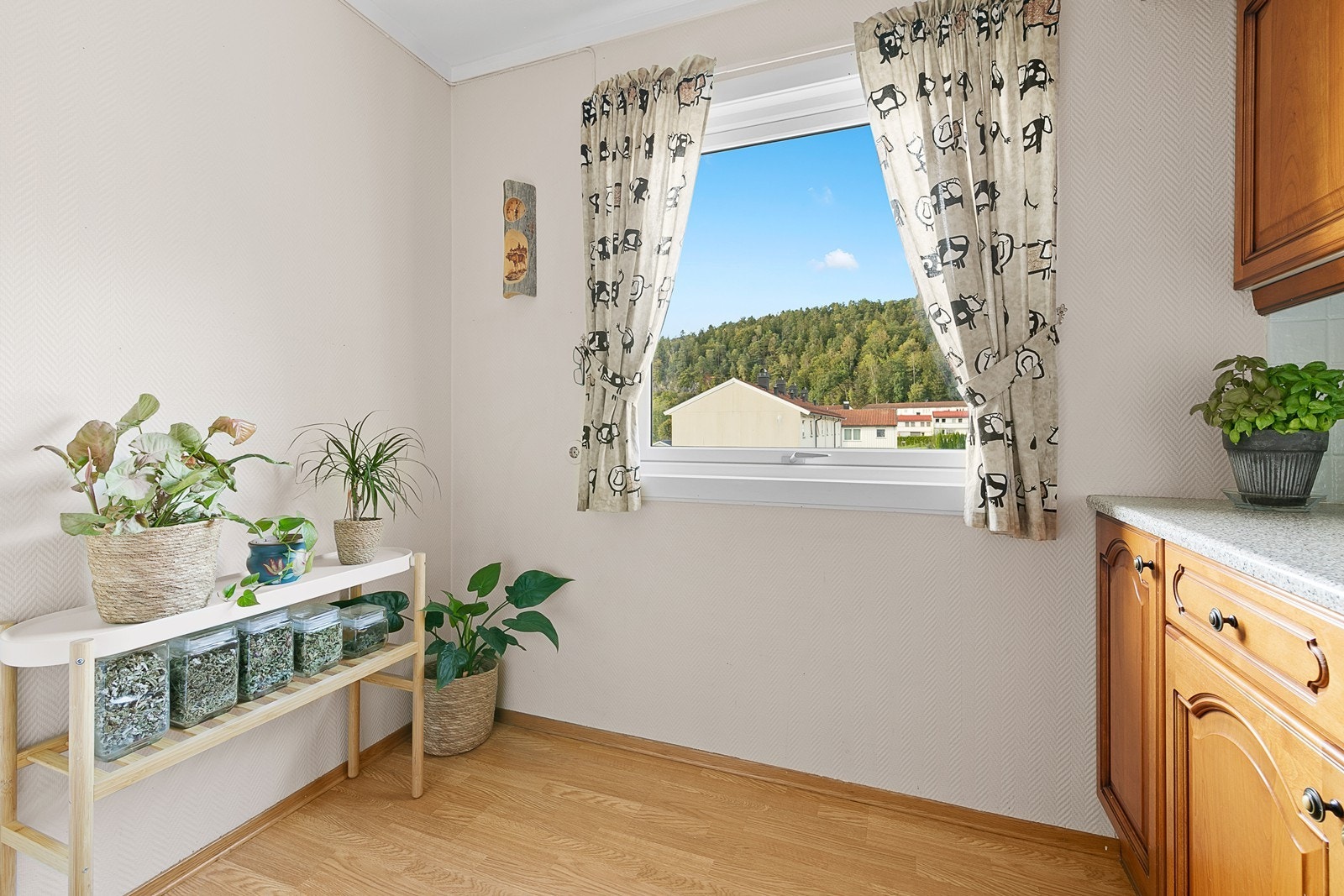 Plass til frokostgruppe ved vinduet Galleribilde