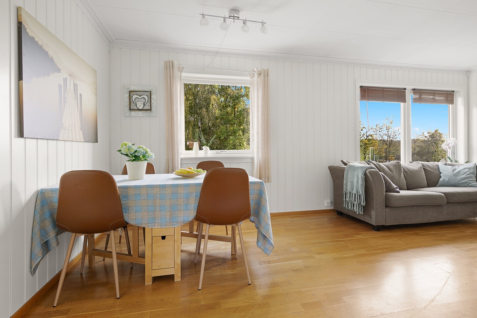 Med utsyn til skogen er det heller ikke direkte innsyn i stuen Galleribilde