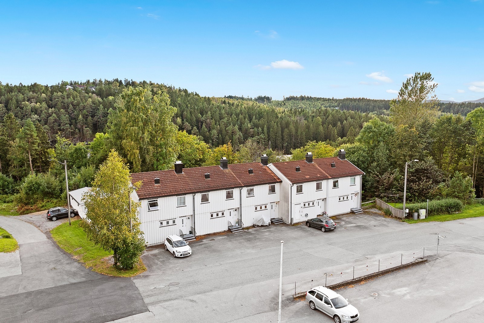 Et hyggelig rekkehus med skjermet beliggenhet med hage og uteplass mot skogen Galleribilde
