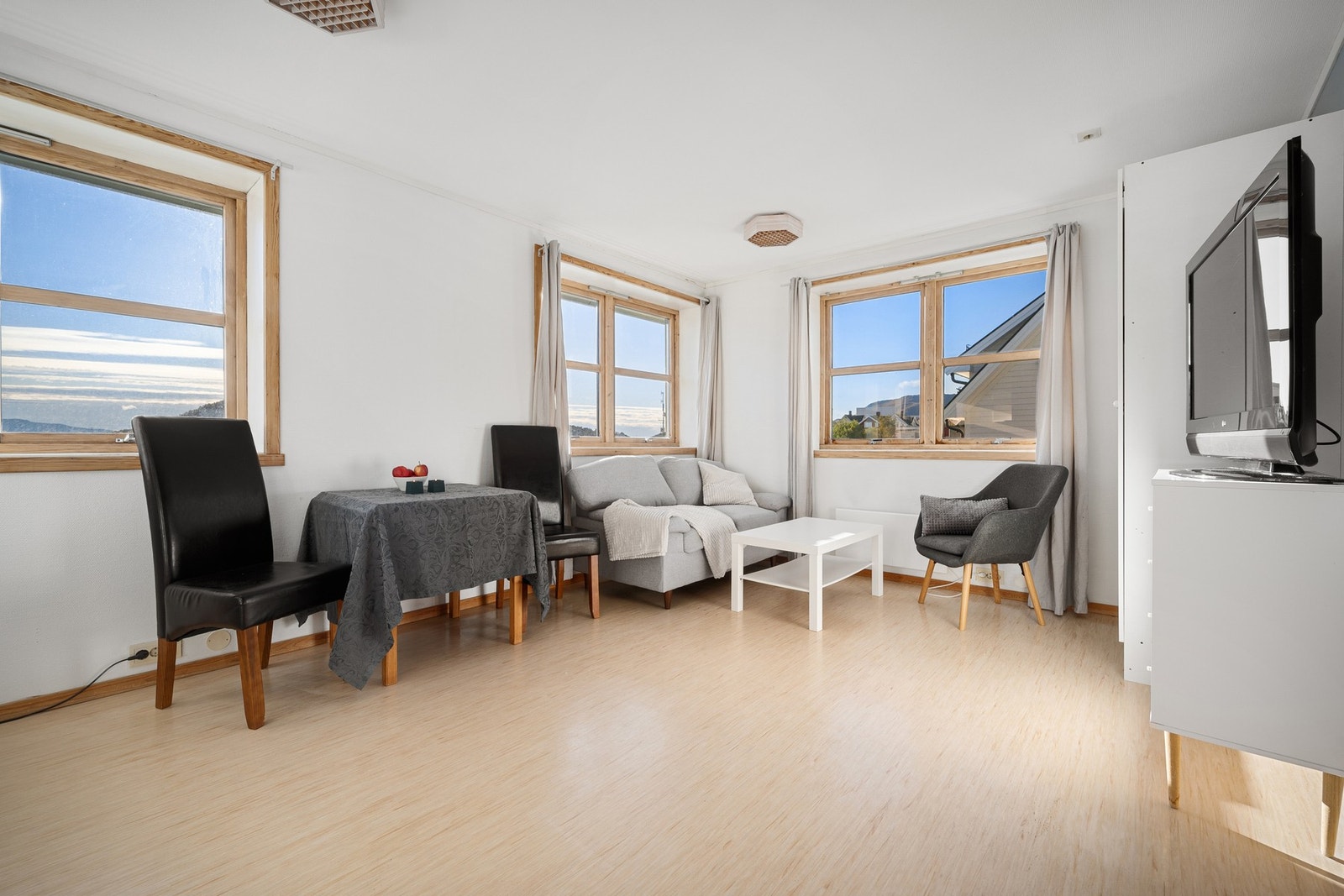 Plass for både sofa og spisebord Galleribilde