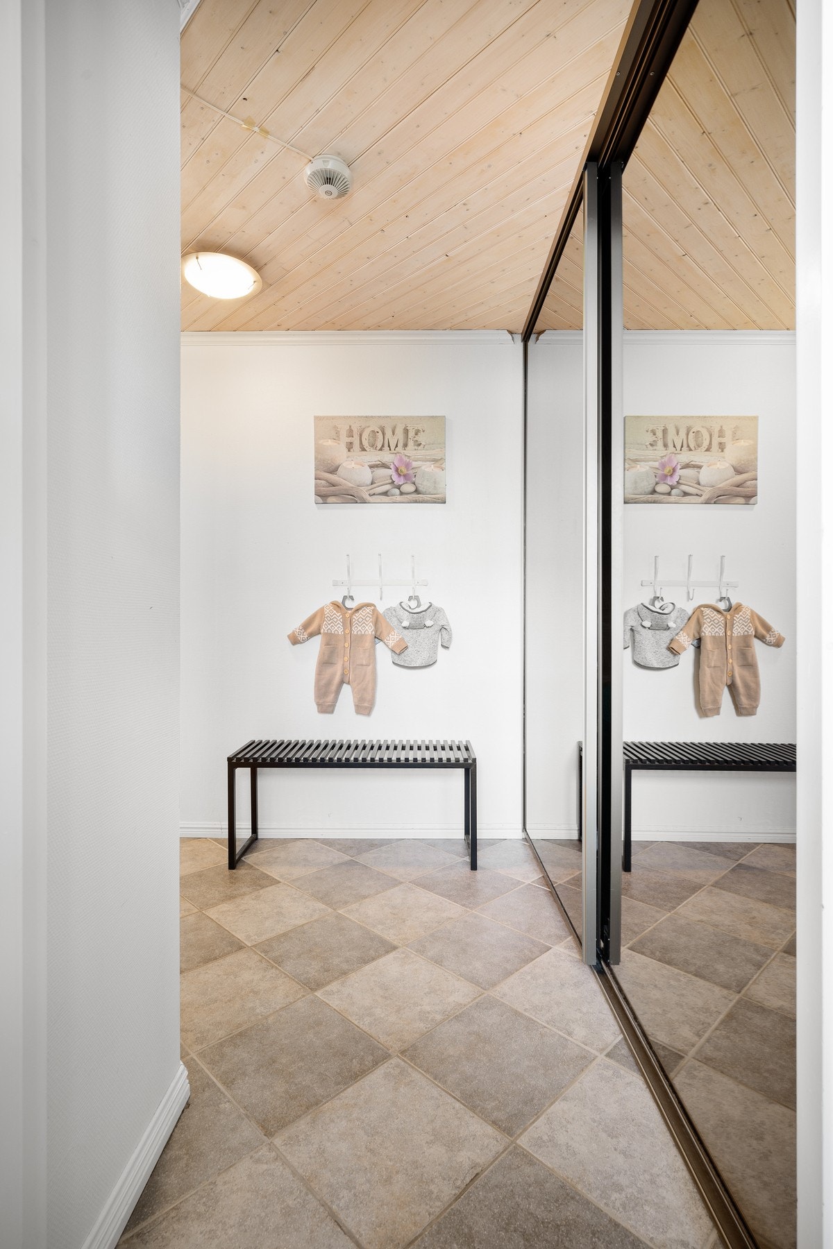 Gang med praktisk skyvedørsgarderobe med speildører Galleribilde