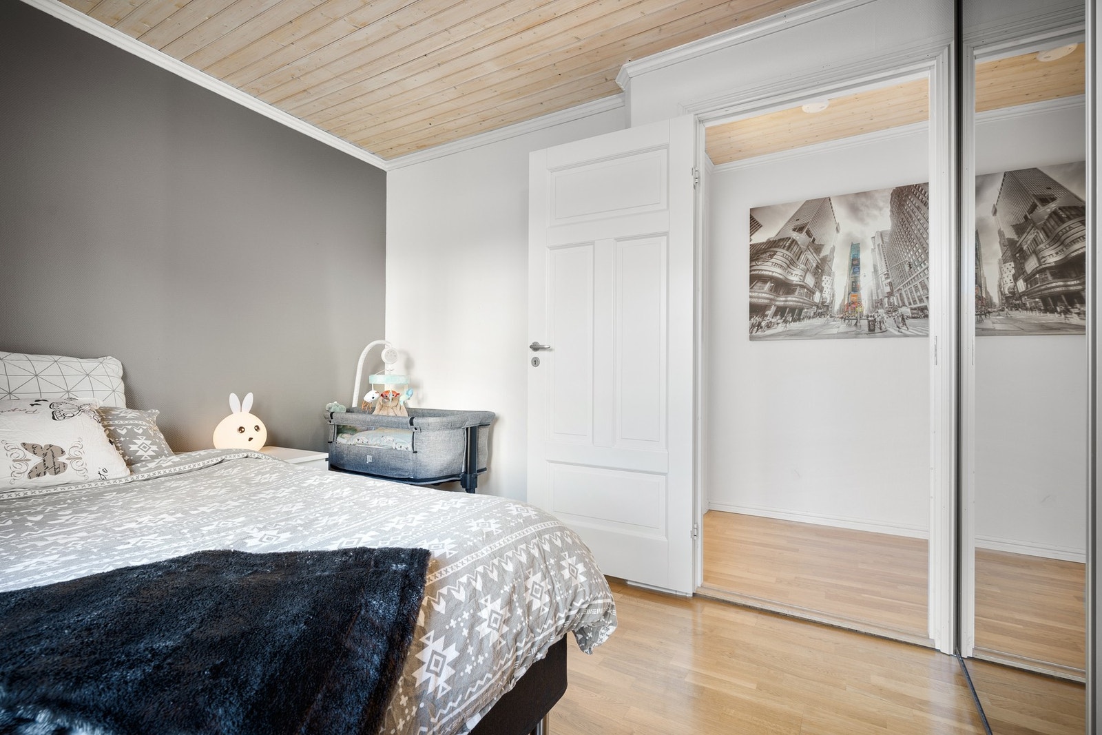 Skyvedørsgarderobe med speildører Galleribilde