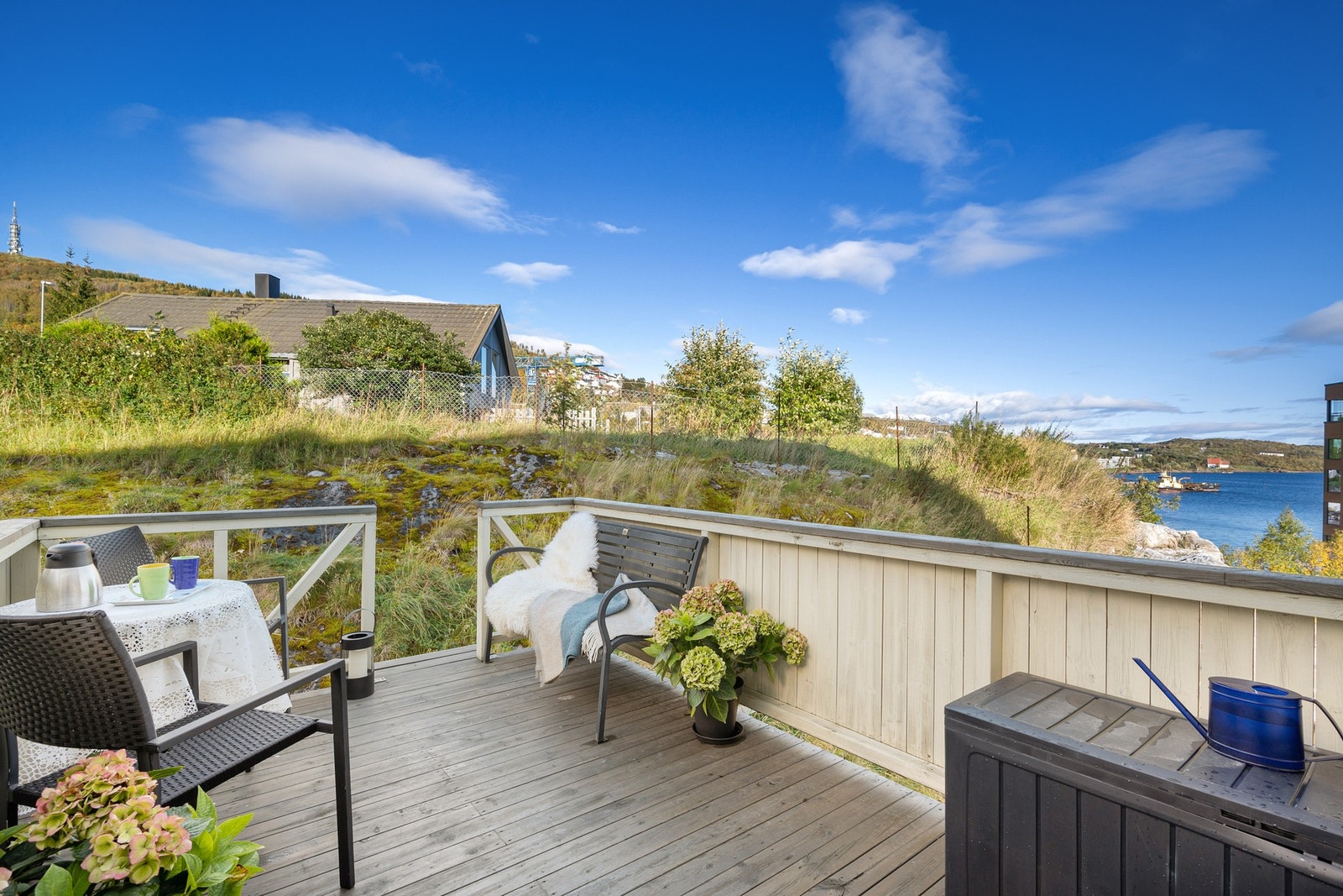 Verandaen er vendt mot vest, og har god solgang (ca kl 12-22) og nydelig utsikt mot havet og Trondenes Galleribilde
