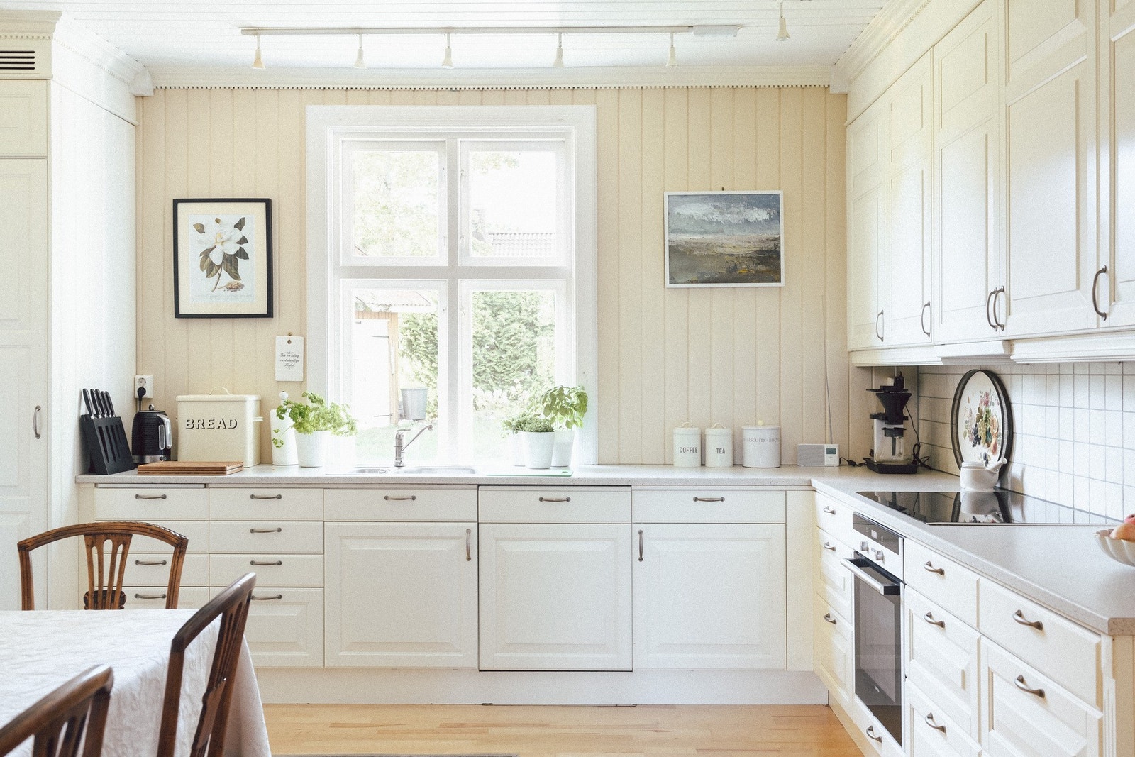 Nyere kjøkken med tidløst, klassisk design. Galleribilde