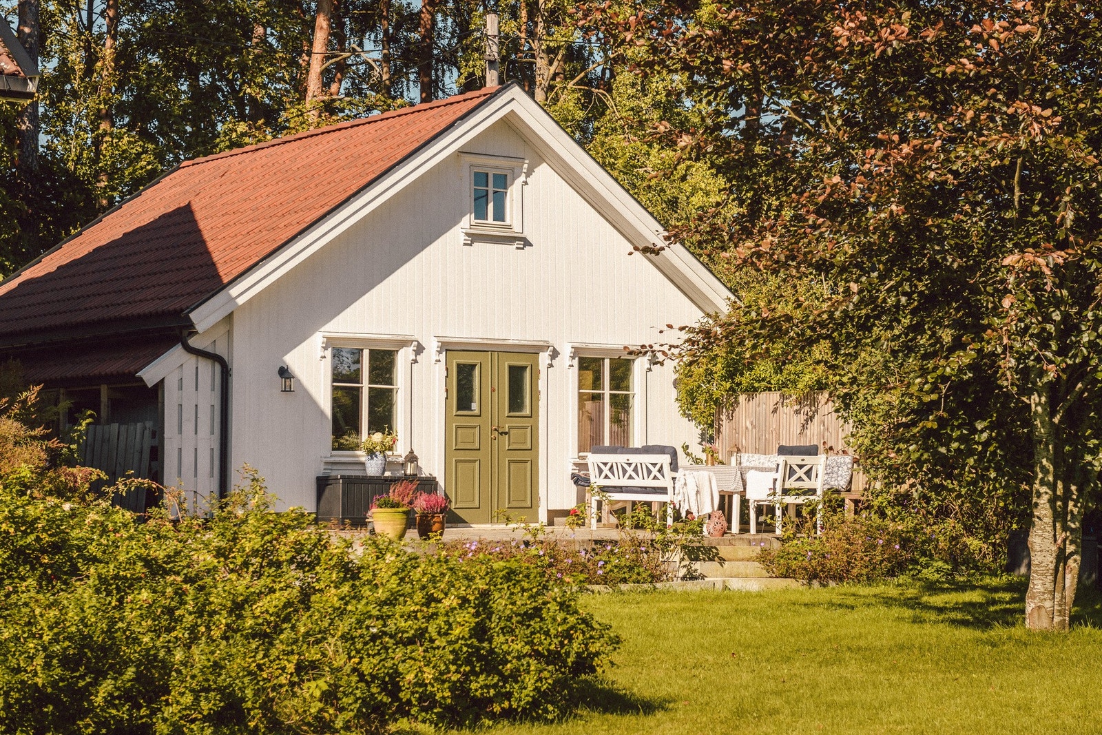 På baksiden av garasjen er det en egen inngang med en flott uteplass utenfor. Galleribilde