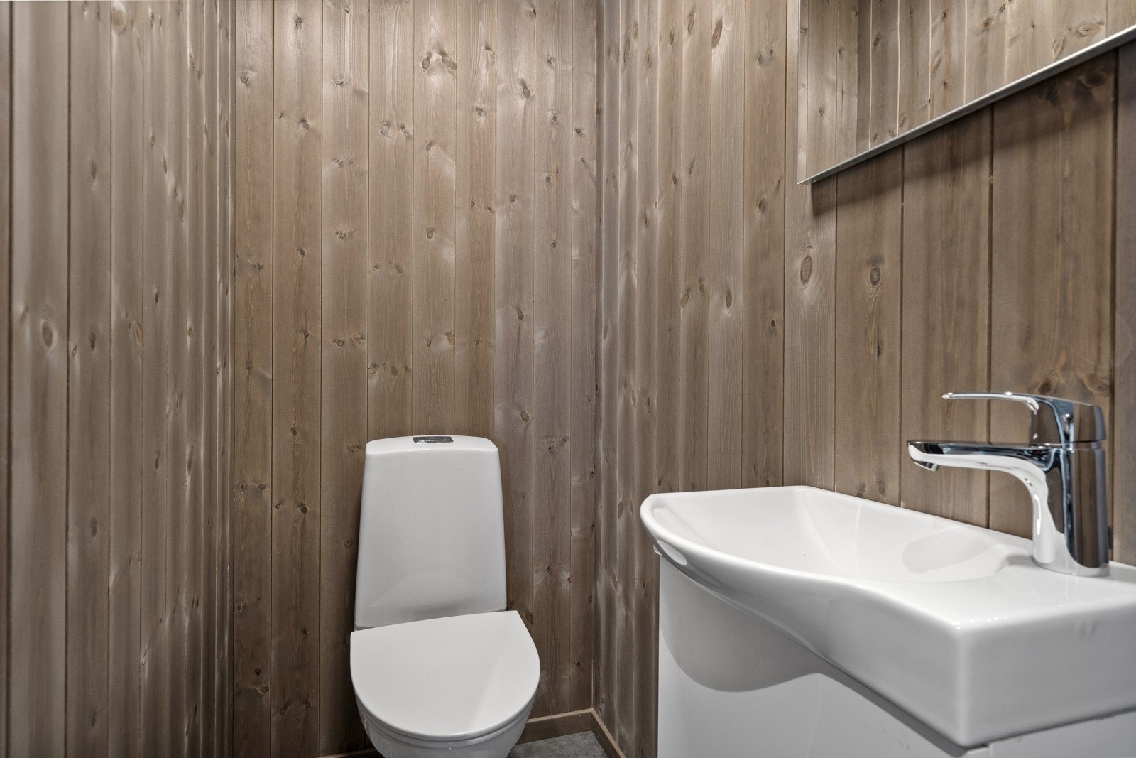 I hytta er det også et eget toalettrom med servant, servantskap og speil. (Illustrasjonsfoto fra lik nabohytte) Galleribilde