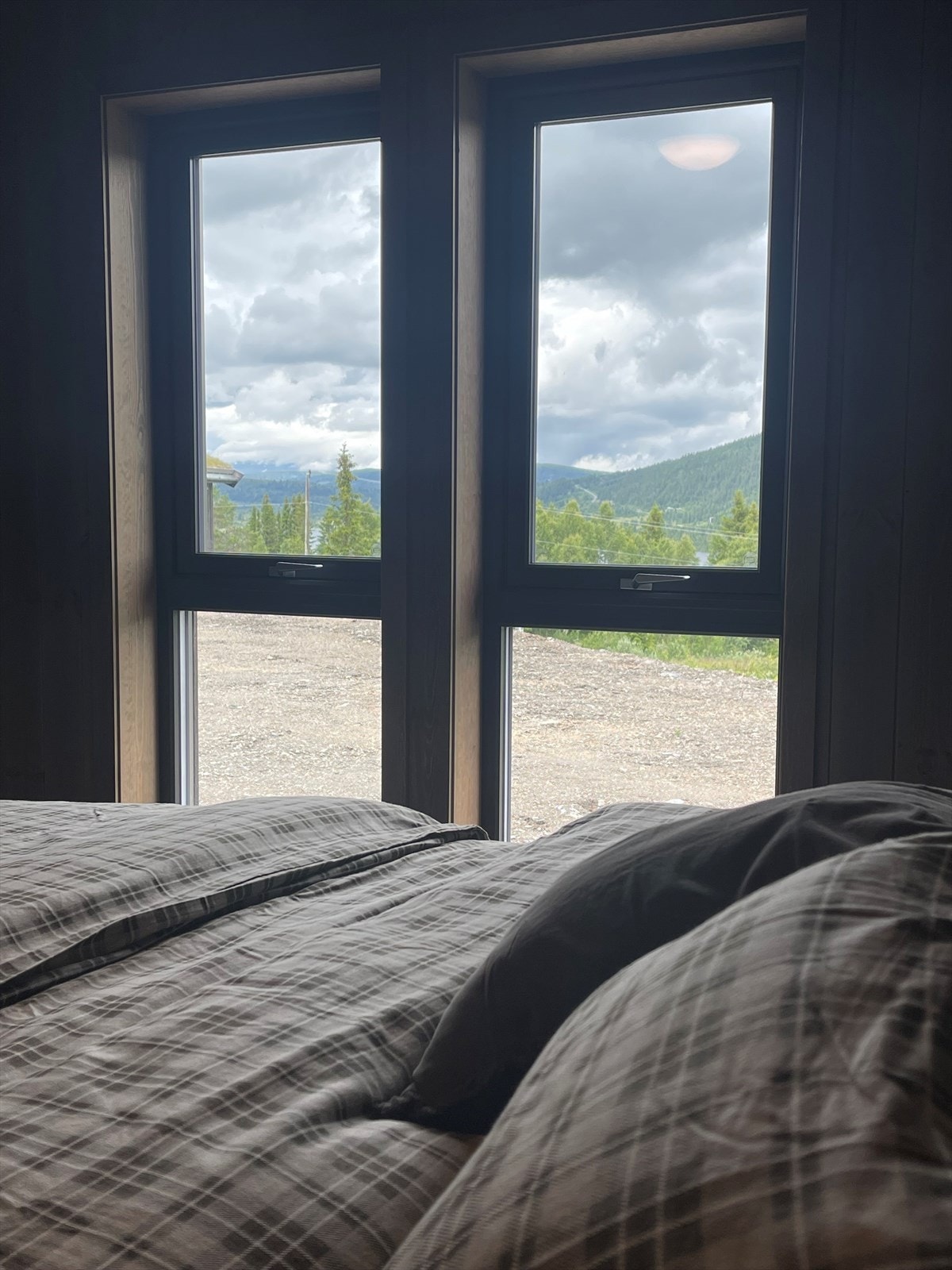 Det er koselig å våkne med utsikt til Vasetvannet og fjellene! Galleribilde