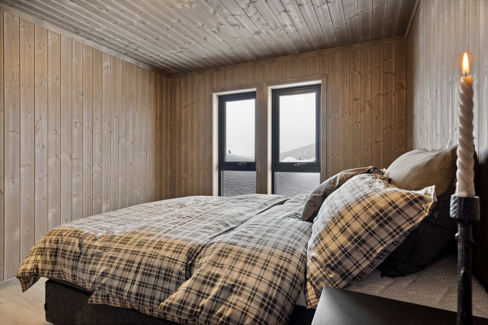 I hytta er det tre soverom hvor små og store kan slappe av og få en god natts søvn. (Illustrasjonsfoto fra lik nabohytte) Galleribilde