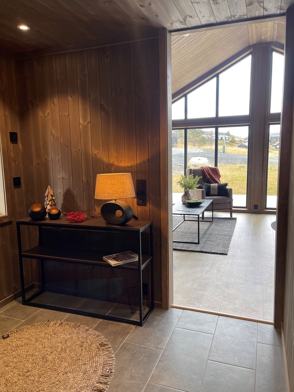 Kombinasjonen av ulike materialvalg, farger og tekstiler gir den lune og fine stilen Galleribilde