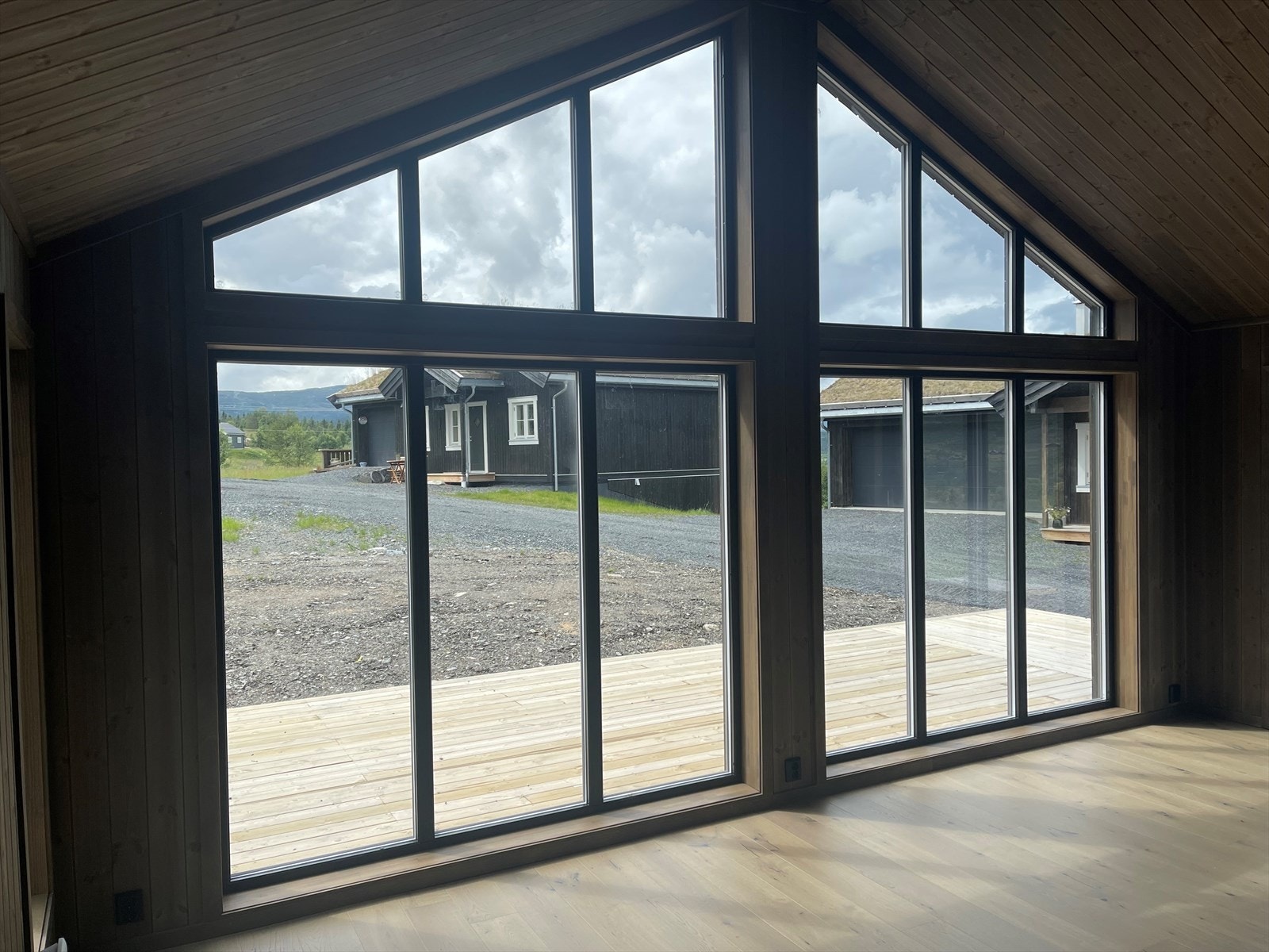 Vinduer nærmest fra "gulv til tak" gir en fantastisk romfølelse. Galleribilde