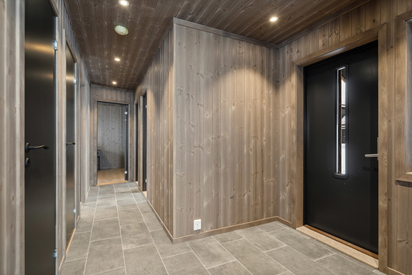 Det er lagt varmekabler i hyttas entré, og det er downlightsbelysning i både entré og gang. (Illustrasjonsfoto fra lik nabohytte) Galleribilde