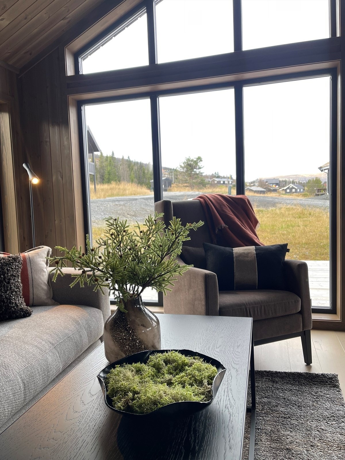 Her er det pene og moderne materialvalg, og i stua er det mønet himling, samt åpen løsning til kjøkken. Galleribilde