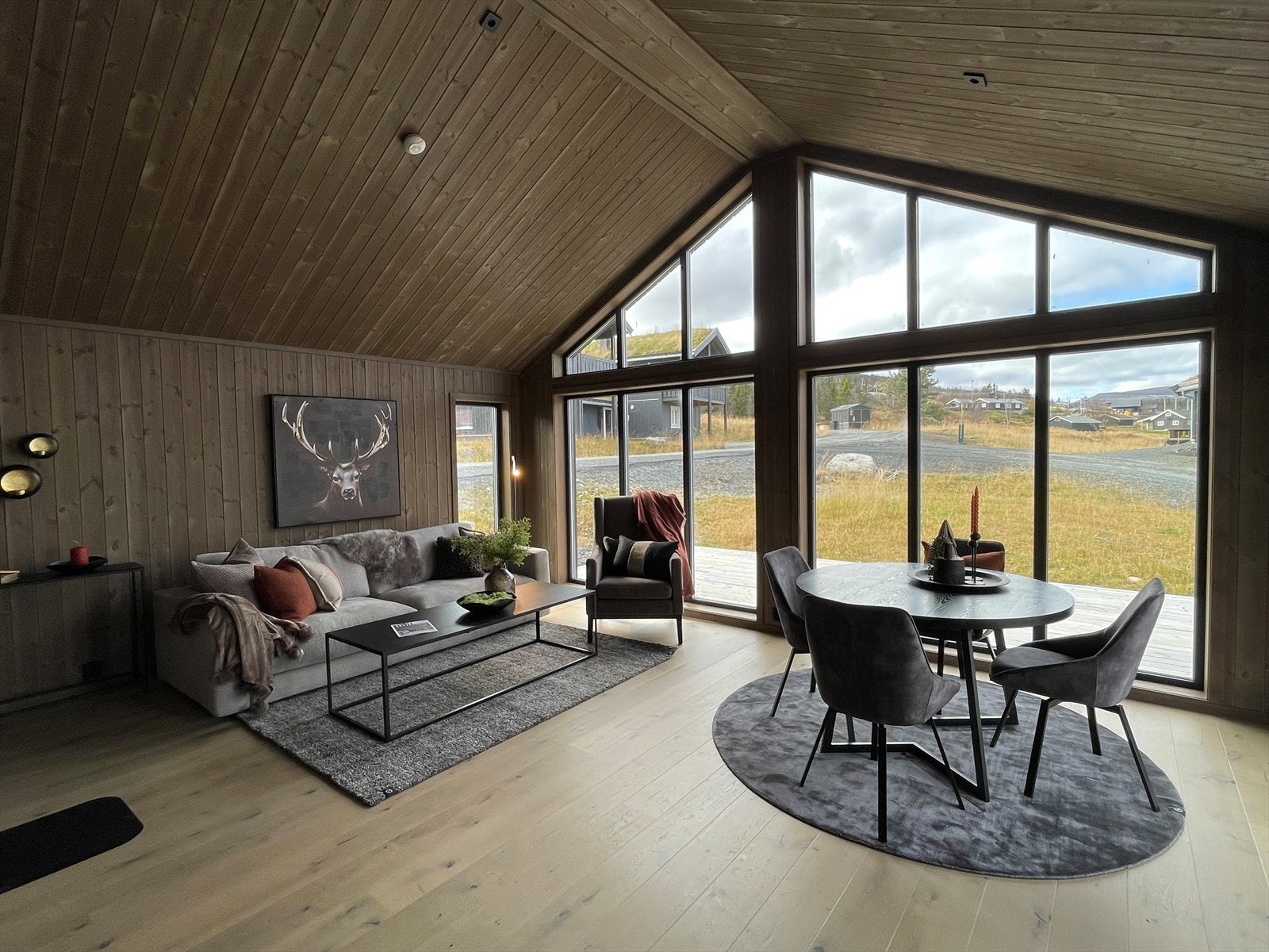 Hytta er stilren, lys og luftig, og nærheten til naturen kan føles i alle rom. Galleribilde
