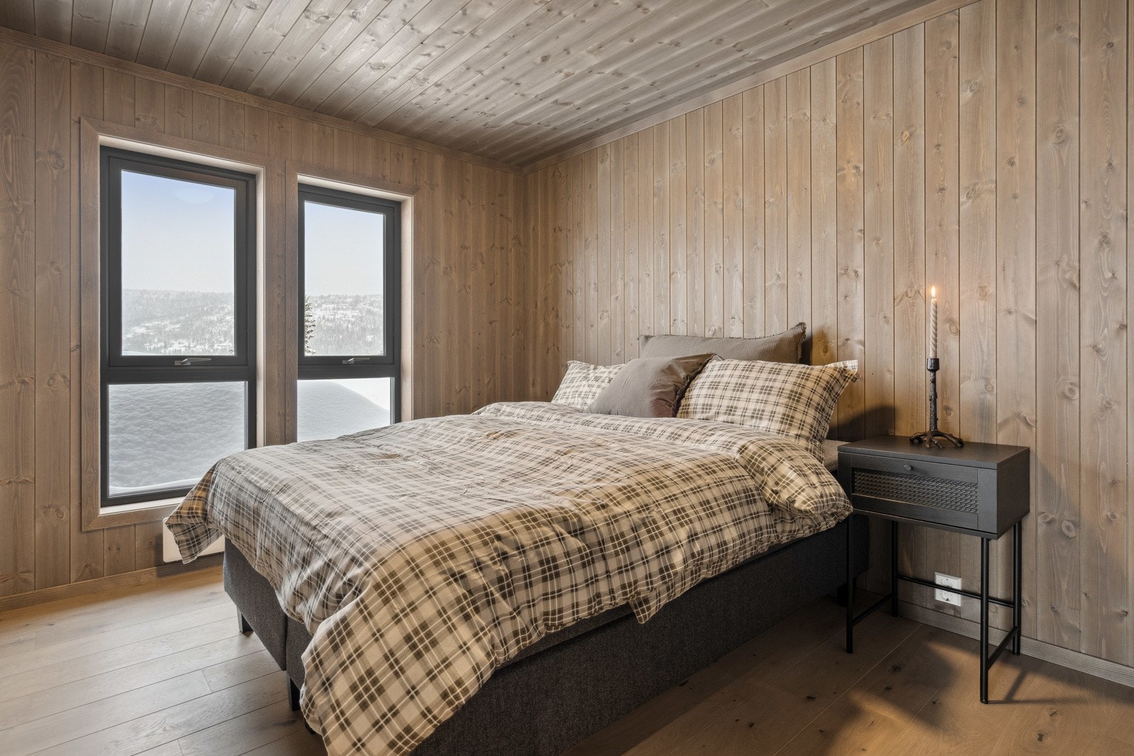 Hovedsoverommet er lyst og innbydende med god plass til dobbeltseng. (Illustrasjonsfoto fra lik nabohytte) Galleribilde