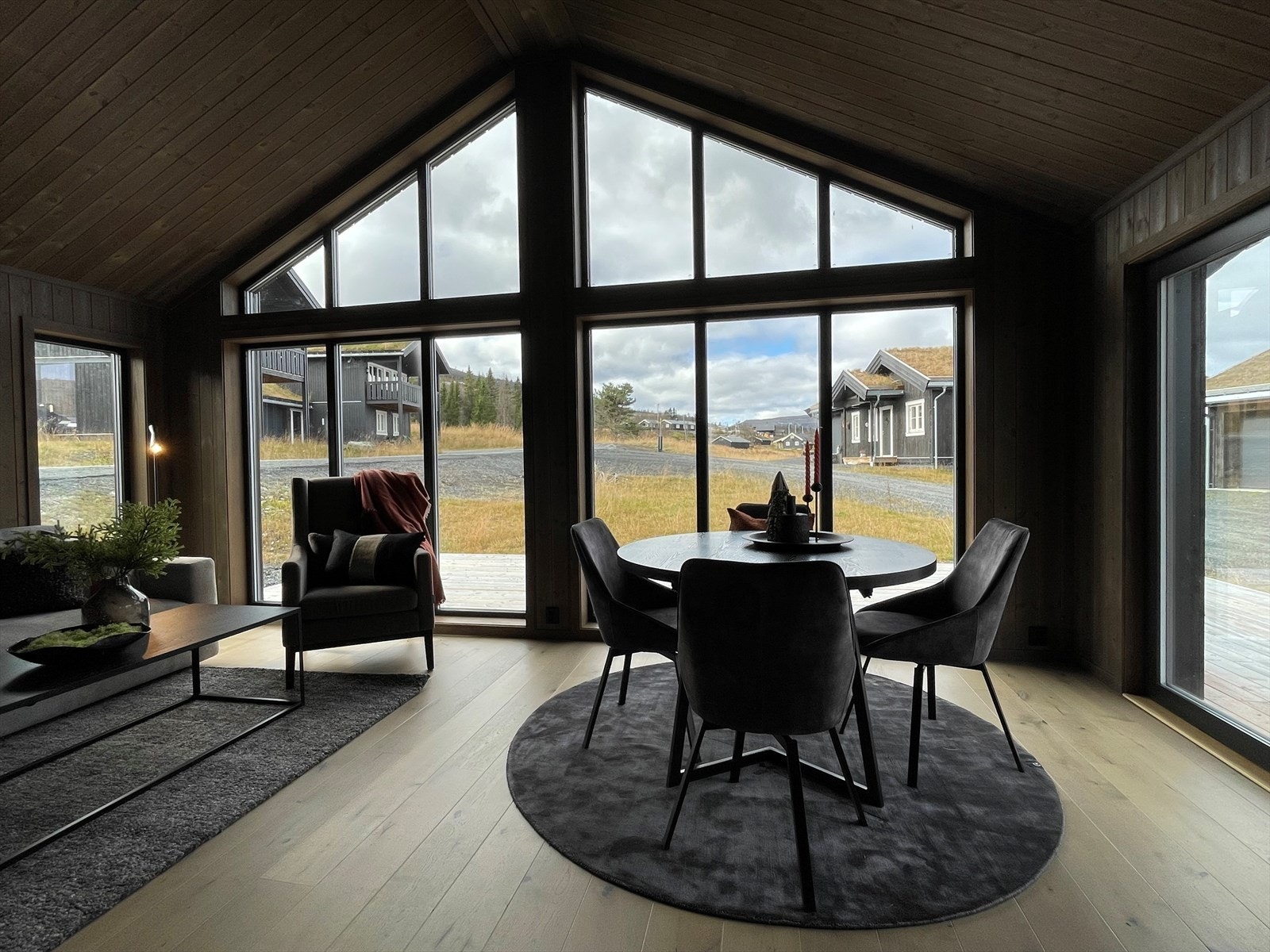 Hytta er åpen og luftig, hvor en hel vindusvegg i stua gir deg den nydelige utsikten utover Vaset og til fjellene i Jotunheimen. Galleribilde