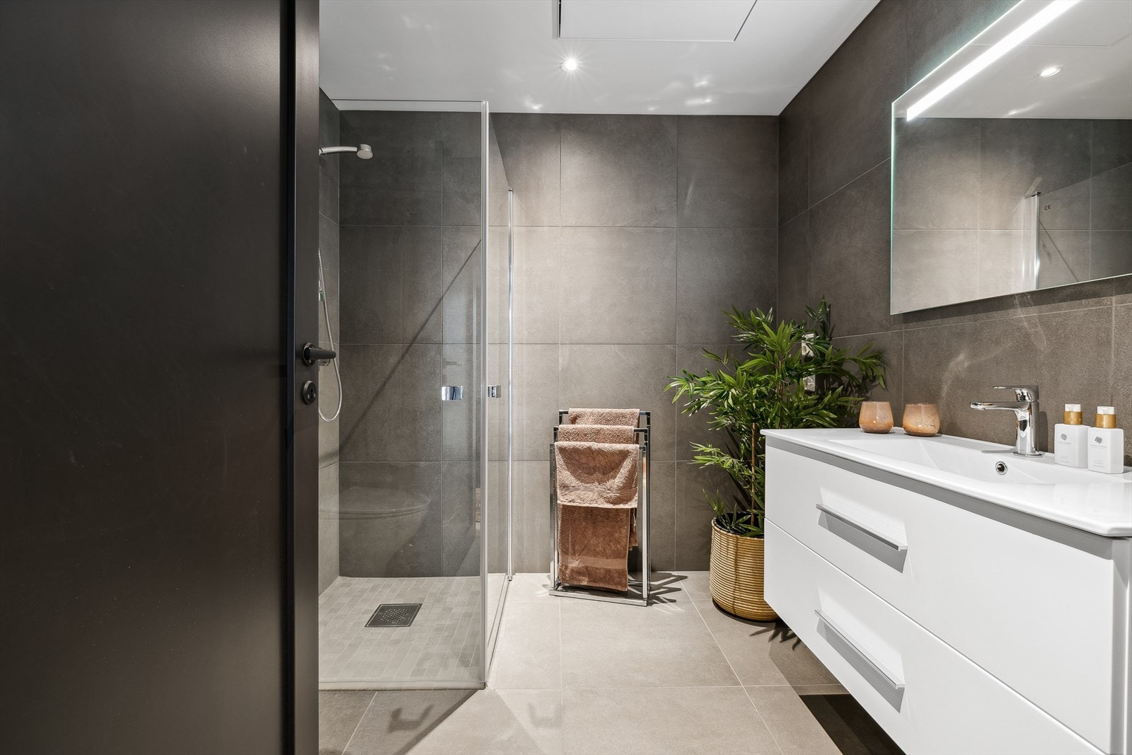 Stilfult og pent bad, med downlights i himling. Varme i gulv. Galleribilde